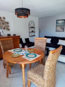 drewniany stół z krzesłami i jadalnia w obiekcie petite maison chaleureuse w mieście Irvillac