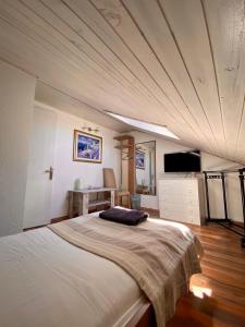 1 dormitorio con 1 cama grande y escritorio en Apartments Adaleta, en Dubrovnik