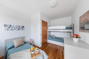 Uma ou mais camas em beliche em um quarto em La Limonaia Apartments by Wonderful Italy