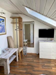 Televízia a/alebo spoločenská miestnosť v ubytovaní Apartments Adaleta