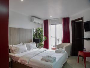 1 dormitorio con 1 cama con toallas en WDC APARTHOTEL - BUEA, en Buea
