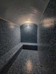 a room with a bath tub with blue tiles at Hotel Monte Lírio in Espinho