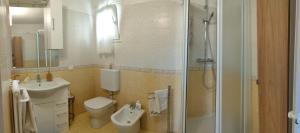 a bathroom with a toilet and a sink and a shower at B&B Il Giardino di Sophie in Villafranca di Forlì +32 photos
