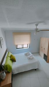 a bedroom with a large white bed with a window at Alojamiento Rural El Peñon de Hornos in Hornos