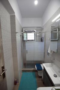 Et badeværelse på Matoulas Luxury Apartment
