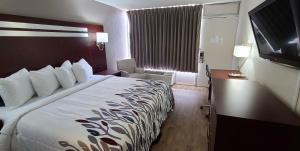 Ένα ή περισσότερα κρεβάτια σε δωμάτιο στο Red Roof Inn Florence, SC +11 φωτογραφίες