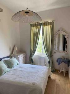 ein Schlafzimmer mit einem großen Bett und einem Spiegel in der Unterkunft Peaceful retreat in Drome Provencale Castel in Montboucher-sur-Jabron