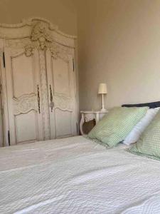 um quarto com uma cama grande e 2 almofadas em Peaceful retreat in Drome Provencale Castel em Montboucher-sur-Jabron