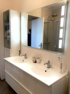 łazienka z 2 umywalkami i dużym lustrem w obiekcie Peaceful retreat in Drome Provencale Castel w mieście Montboucher-sur-Jabron