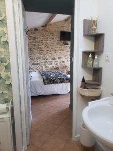 En eller flere senge i et værelse på Studio Léonie, le cottage de l'étang + 2 billeder