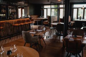 restauracja ze stołami i krzesłami oraz bar w obiekcie Hotel & Restaurant Maison Pal'Ange w mieście Durbuy