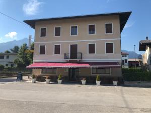 um grande edifício com um toldo vermelho em locanda alla stazione em Santa Giustina