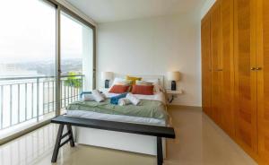 ein Schlafzimmer mit einem Bett und einem großen Fenster in der Unterkunft Luxury Villa Atlante con piscina climatiza privada in Santa Úrsula + 33 Fotos