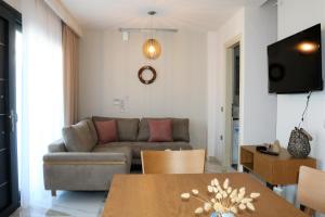 Televízia a/alebo spoločenská miestnosť v ubytovaní Mulberry Nikiti Resorts