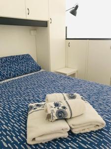 a bedroom with a bed with towels on it at Il Balconcino delle Cinque Terre in Vernazza