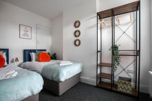 Un pat sau paturi într-o cameră la Central Location & Spacious Family & Contractors & Free Parking