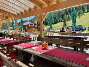 Reštaurácia alebo iné gastronomické zariadenie v ubytovaní ALMHÜTTE Sunset - Flattnitz 1510m