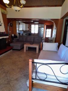 un soggiorno con divano e tavolo di Niki House a Agios Nikolaos