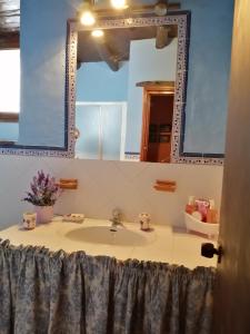 a bathroom with a sink and a mirror at Casa Arroyo in Benalauría