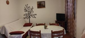 sala de estar con mesa y sofá en Apartment Nemarnik, en Roč