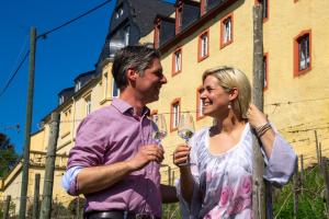 a man and a woman holding a glass of wine at Tresorzimmer - Studio in Maring-Noviand