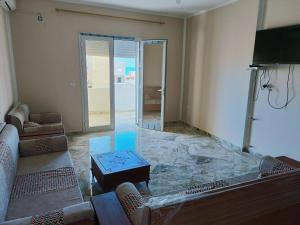 a living room with two couches and a table at Super corner in Ḩammām al Ghazzāz