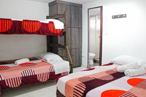 Katil dua tingkat atau katil-katil dua tingkat dalam bilik di El Cable Hostal