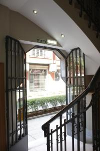 una escalera abierta con vistas a un edificio en Hotel Boutique Rosal Oviedo, en Oviedo