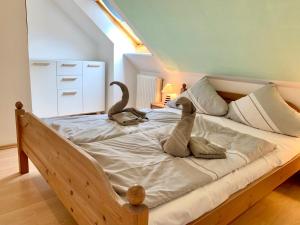 a bedroom with two stuffed animals on a bed at Ferienwohnung "Ferieneck OG" in Sankt Peter-Ording