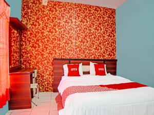En eller flere senge i et værelse på OYO 91418 Kantil Homestay Syariah