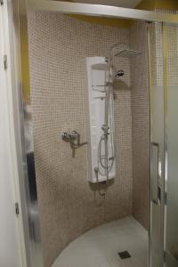 y baño con ducha y puerta de cristal. en Hotel Boutique Rosal Oviedo, en Oviedo