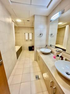Luxury Apartment Palm Jumeirah的一间浴室
