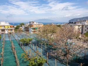 widok na miasto z drzewami i budynkami w obiekcie YourHome - Corso Italia Apt in Sorrento w Sorrento