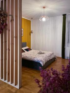 sypialnia z łóżkiem w pokoju z kwiatami w obiekcie Przestronny Apartament w Centrum w mieście Chełm