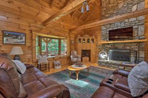 Χώρος καθιστικού στο Pet-Friendly Canton Cabin with Porch and Grill!