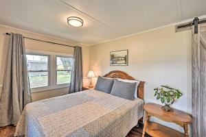 Nathrop的住宿－Nathrop Home, Mt Princeton and Mt Antero Views!，一间卧室设有一张床和一个窗口