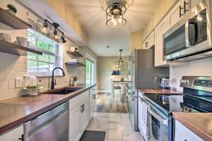 Kitchen o kitchenette sa Stunning Townhome about 5 Mi to Dtwn Columbia!