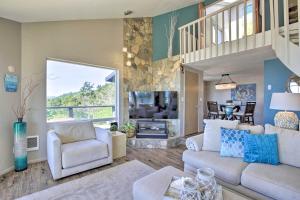 Μια τηλεόραση ή/και κέντρο ψυχαγωγίας στο Pacific Penthouse with Sunroom and Ocean Views!