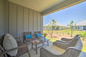 Χώρος καθιστικού στο Port St Joe Mermaid Cove Getaway with Patio!