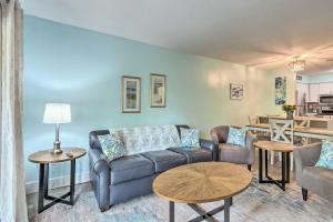 Een zitgedeelte bij Beachy Hilton Head Condo with Resort Amenities!