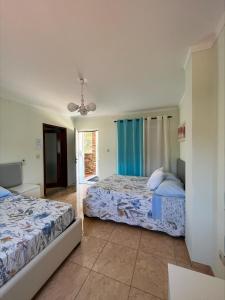 a bedroom with two beds and a window at Alojamento Por do Sol in Geres