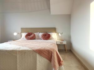 Postel nebo postele na pokoji v ubytování Desconectaengalicia Ático Rocafort, 400m Playa Silgar