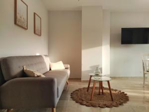 TV a/nebo společenská místnost v ubytování Desconectaengalicia Ático Rocafort, 400m Playa Silgar