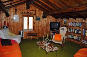 salon z łóżkiem i telewizorem w pokoju w obiekcie Chalet Gineprino w mieście Vallombrosa