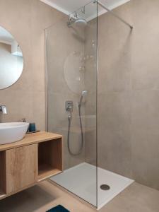 W łazience znajduje się prysznic ze szklanymi drzwiami. w obiekcie Meden Apartment w Poreču +22 zdjęcia