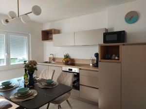 kuchnia ze stołem i jadalnią w obiekcie Meden Apartment w Poreču