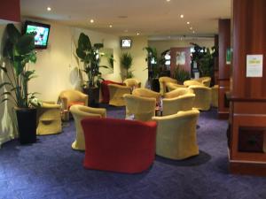 New Whyalla Hotel في وايالا: غرفة انتظار مع كراسي ونباتات