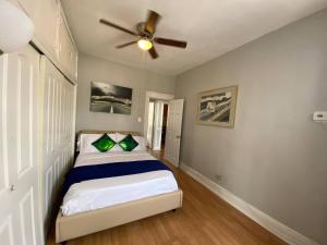 Ένα ή περισσότερα κρεβάτια σε δωμάτιο στο 1 Lovely- 2 Bedrooms Rental In West New York, Nj