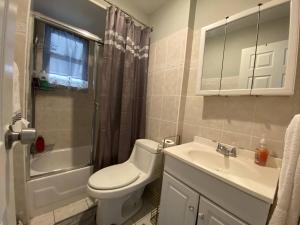 Ένα μπάνιο στο 1 Lovely- 2 Bedrooms Rental In West New York, Nj