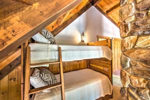 Katil dua tingkat atau katil-katil dua tingkat dalam bilik di EaglesView on the Loyalsock Creekside Cabin